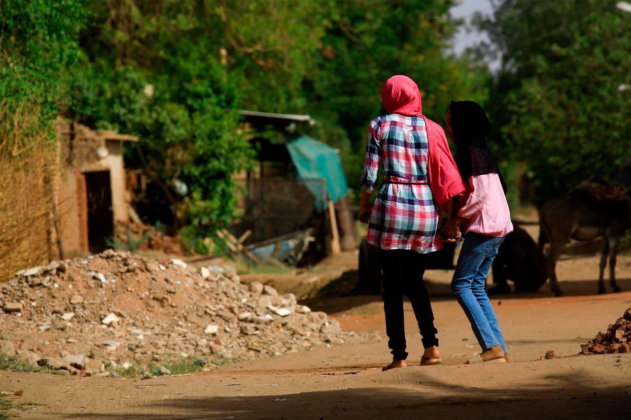 Γυναίκες περπατούν σε συνοικία της πρωτεύουσας του Σουδάν. 