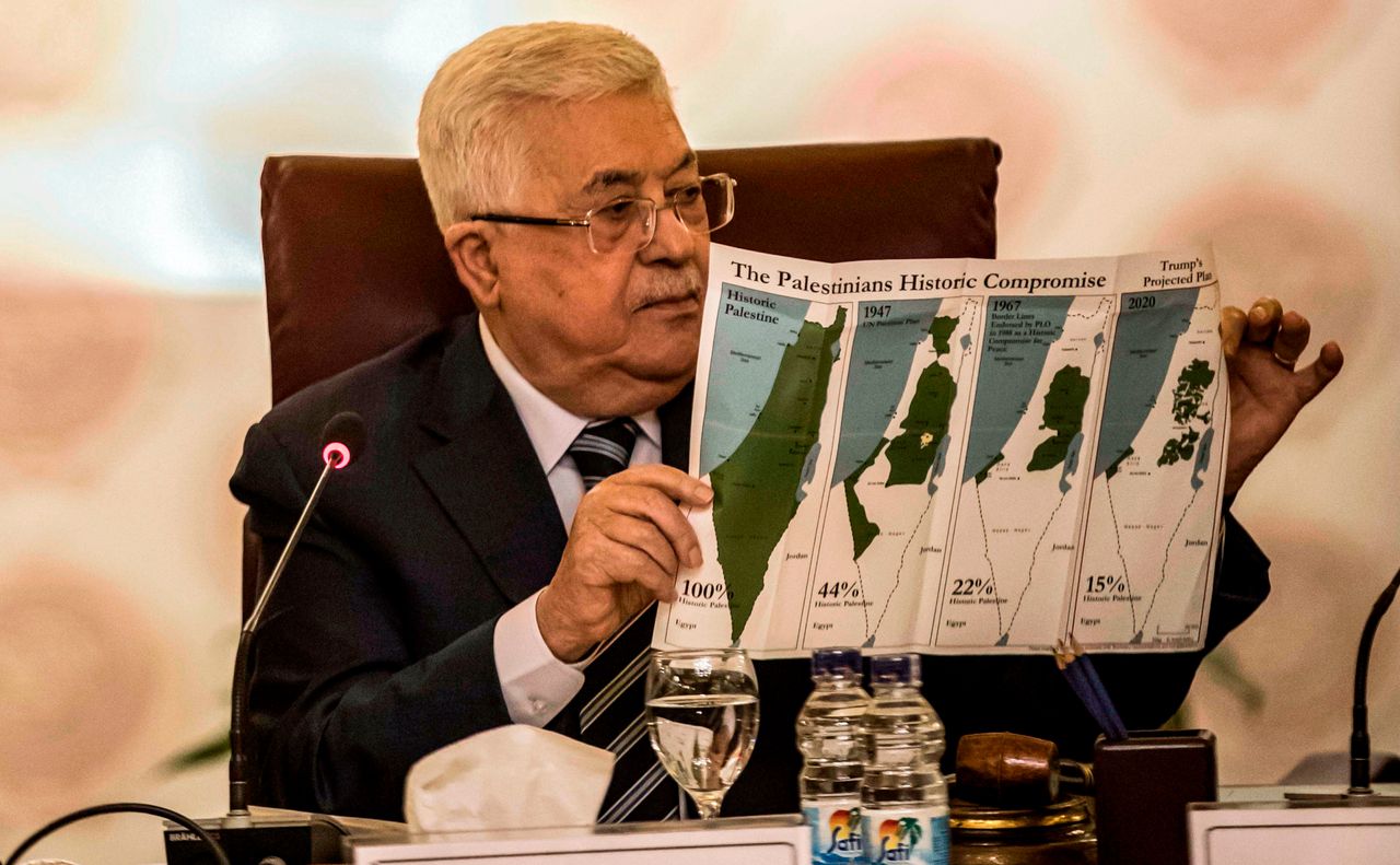 Ο Μαχμούντ Αμπάς κατά τη διάρκεια της συνάντησης των ηγετών αραβικών χωρών τον Φεβρουάριο ενώ δείχνει χάρτες σχετικά με τα Παλαιστινιακά Εδάφη και την διαμόρφωση των συνόρων βάσει των μέχρι τώρα συμφωνιών. 