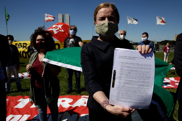 Βραζιλία: Ο Μπολσονάρο επιστρατεύει τους στρατηγούς του για τον κορονοϊό αλλά χάνει τη
