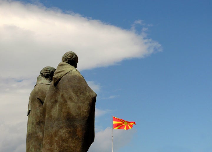 Φωτογραφία αρχείου - Σκόπια. Τα αγάλματαων των αγίωνΚυρίλλου και Μεθοδιου (826-869, 815-885, παλαιά εκκλ. σλαβονική γλώσσα: Кѷриллъ и Меѳодїи) ήταν αδέλφια, Βυζαντινοί Χριστιανοί θεολόγοι και ιεραπόστολοι. Μέσω του έργου τους επηρέασαν την πολιτιστική ανάπτυξη όλων των Σλάβων, για αυτό πήραν τον τίτλο Απόστολοι των Σλάβων. Πιστώνονται με την επινόηση του Γλαγολιτικού αλφάβητου, του πρώτου αλφάβητου που χρησιμοποιήθηκε για τη μεταγραφή της Παλαιάς Εκκλησιαστικής Σλαβονικής γλώσσας.