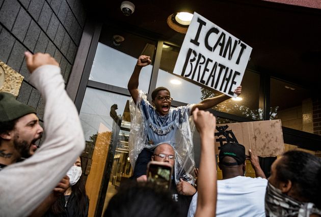 미국 미네소타 경찰의 가혹행위로 한 흑인이 숨지자 이를 비판하는 대규모 시위가 벌어지고