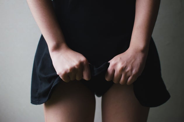 Βίντεο: Γδύθηκε στο ταχυδρομείο για να κάνει το εσώρουχό της