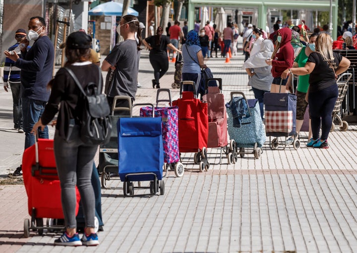 Ουρές για λίγα δωρεάν τρόφιμα στην Μαδρίτη. 