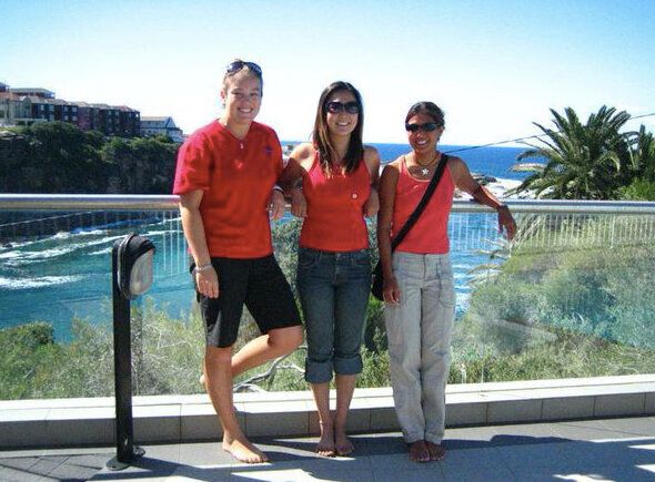 約10年前、ニュージーランドを旅する前に滞在していたオーストラリアで友達と。ここも海と自然が綺麗だった。なぜみんなで赤を着ているかは謎。