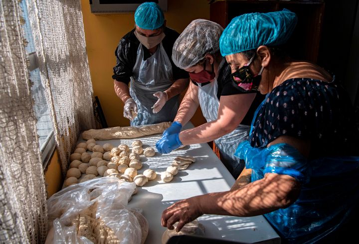 Προετοιμασία φαγητού για τα συσσίτια στη Χιλή όπου πολλοί άνθρωποι δεν έχουν πλέον τη δυνατότητα να αγοράσουν ούτε τρόφιμα. 