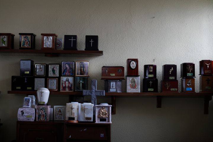 Τεφροδόχοι στο μαυσωλείο Σαν Κριστομπαλ στο Μεξικό. Για πολλούς από τους νεκρούς λόγω κορονοϊού επιλέγεται η αποτέφρωση. 