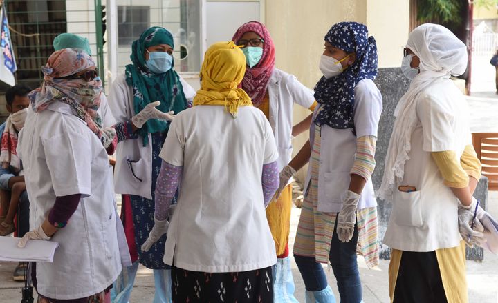 Γιατροί και νοσοκόμες σε νοσοκομείο στο Ραντσι στην Ινδία
