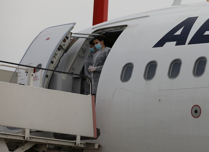 Αεροσυνοδός στην πόρτα αεροπλάνου της Aegean Airlines εν καιρώ κορονοϊού... Φωτογραφία αρχείου στο αεροδρόμιο Ελ.Βενιζέλος, 11 Μαϊου 2020. REUTERS/Alkis Konstantinidis