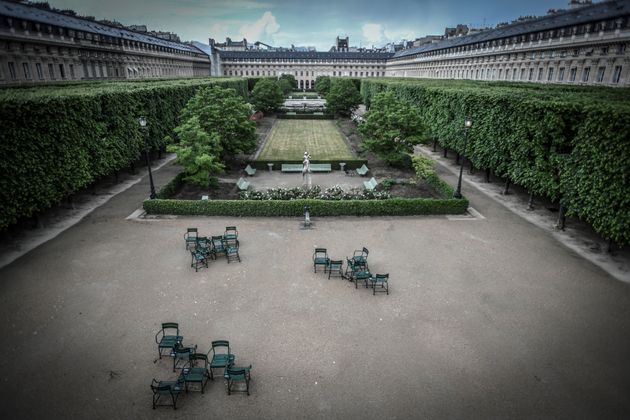 Le jardin fermé du Palais Royal à Paris, pendant le confinement, le 27 avril