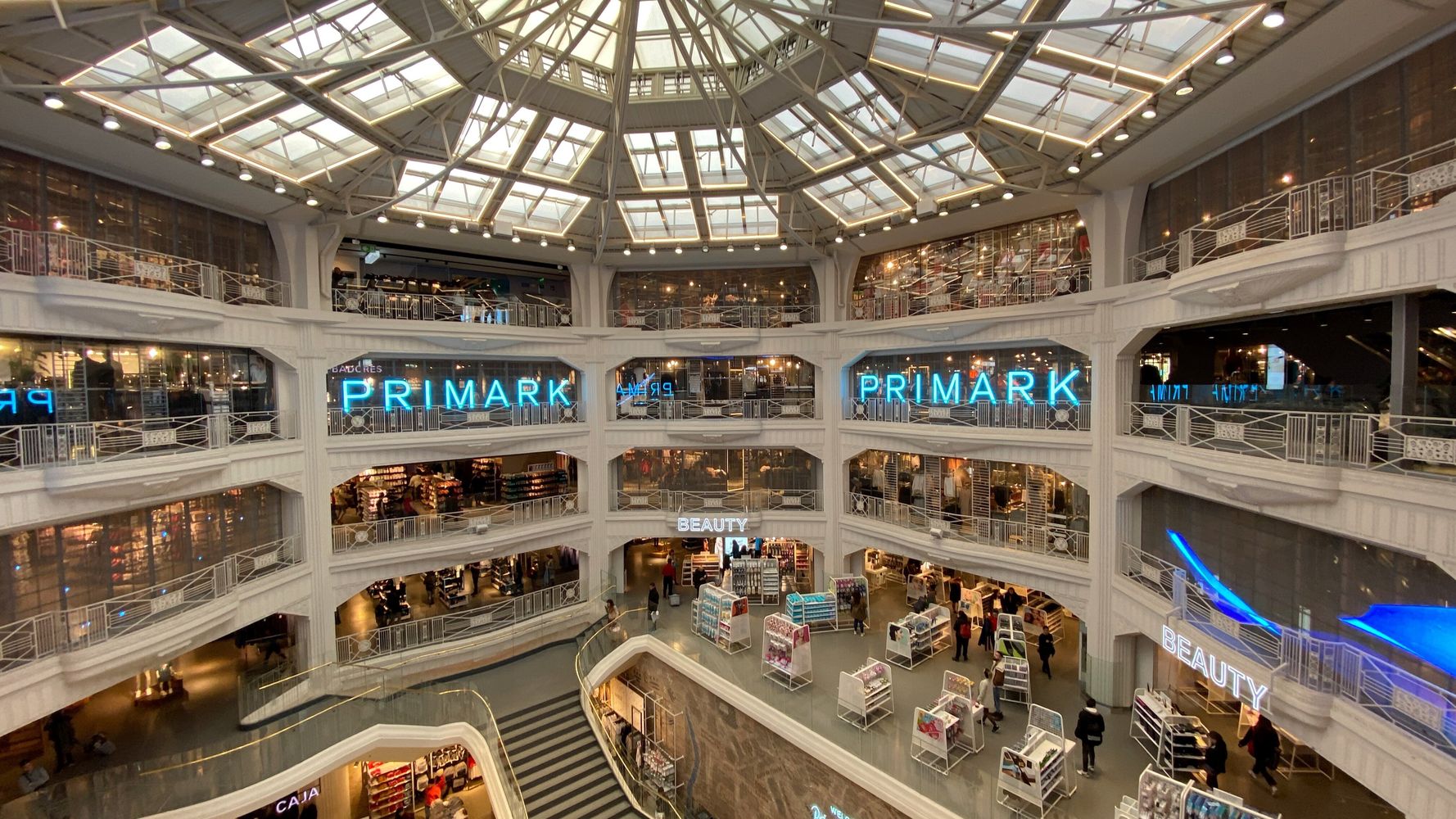 Primark empieza su desescalada: estas son las tiendas que ya están abiertas  | El HuffPost Life