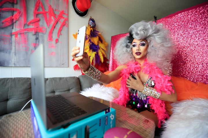 Una drag queen de Florida haciendo un show online para sus seguidores. 