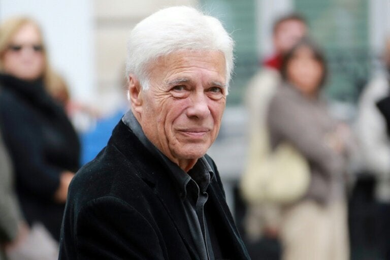 L’humoriste Guy Bedos est décéd à l’âge de 85 ans, a annoncé son fils Nicolas Bedos sur Twitter, ce jeudi 28 mai dans l’après-midi. “Il était beau, il était drôle, il était libre et courageux. Comme je suis fier de t’avoir eu pour père. Embrasse Desproges et Dabadie. Vu que vous êtes tous au paradis”, a indiqué Nicolas Bedos sur la photo de son père.>>> En savoir plus dans notre article par ici