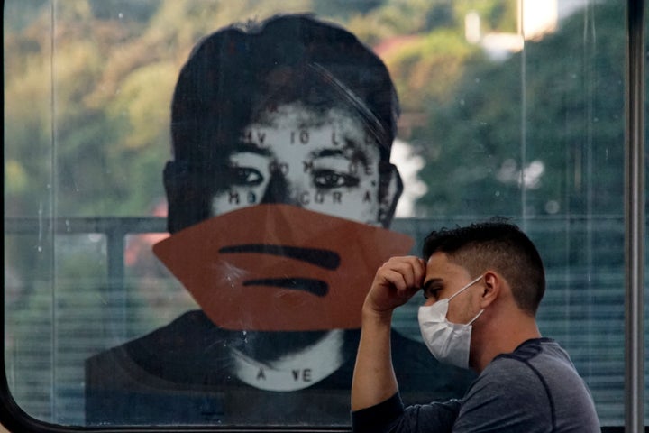 Obra do artista Alex Flemming no metrô Sumaré de São Paulo com máscaras contra o novo coronavírus. 