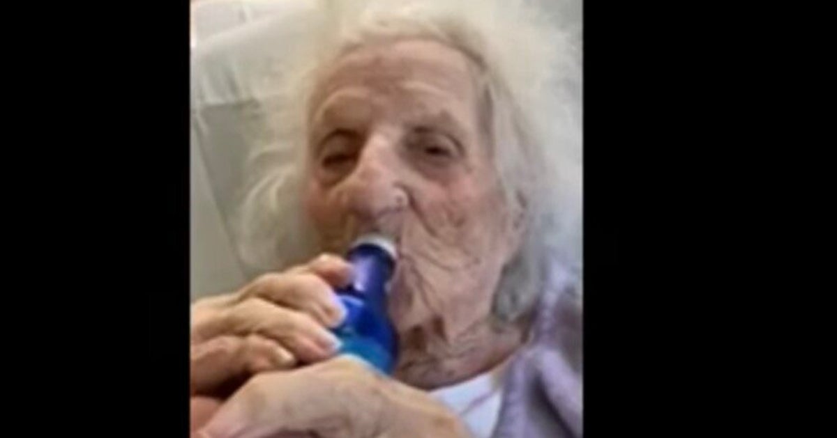 103歳の女性が、新型コロナから回復。お祝いにキンキンに冷えたビールを飲む