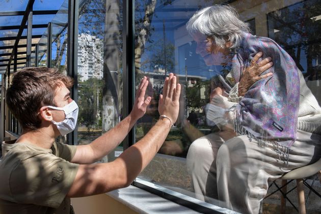 Εγγονός επισκέφθηκε τη γιαγιά του σε νοσοκομείο στο Σάο Πάολο της Βραζιλίας. 