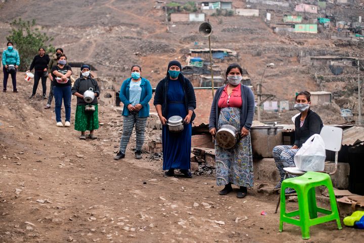 Άλλη χώρα ίδια εικόνα. Γυναίκες έξω από το Λίμα του Περού περιμένουν να λάβουν δωρεάν φαγητό. 