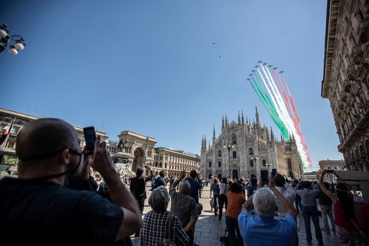 Κόσμος συγκεντρωμένος στην κεντρική πλατεία στο Μιλάνο για τους εορτασμούς της 74ης επετείου από την ίδρυση της Ιταλικής Δημοκρατίας. 