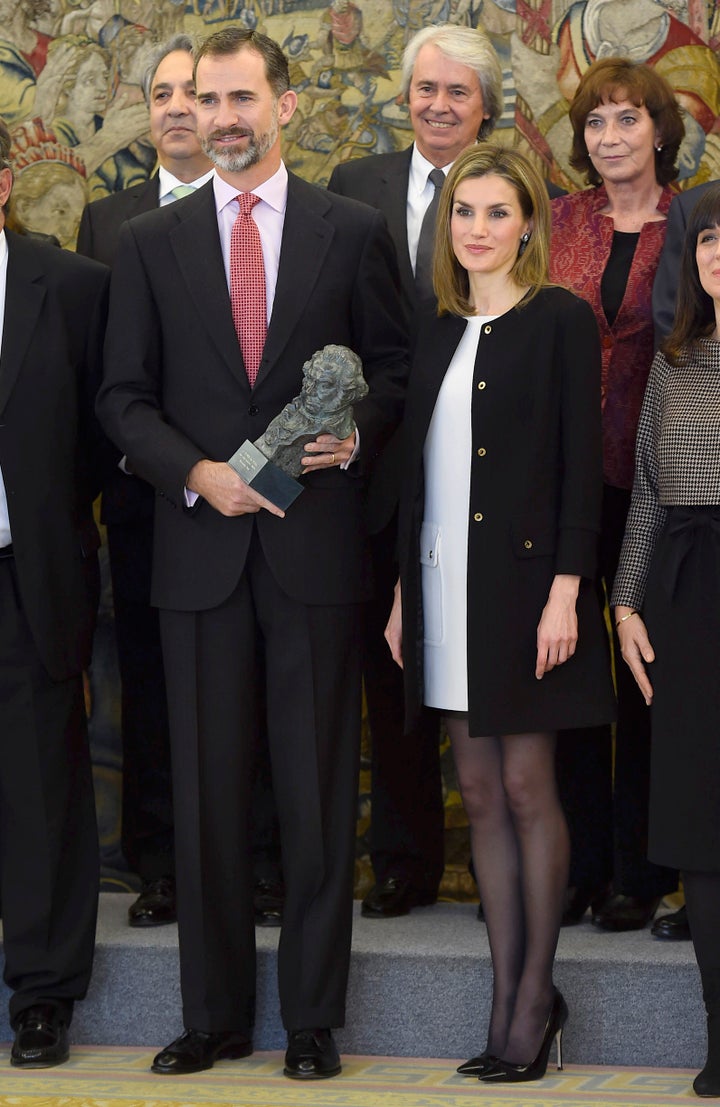 Felipe VI y Letizia posan con su Goya.