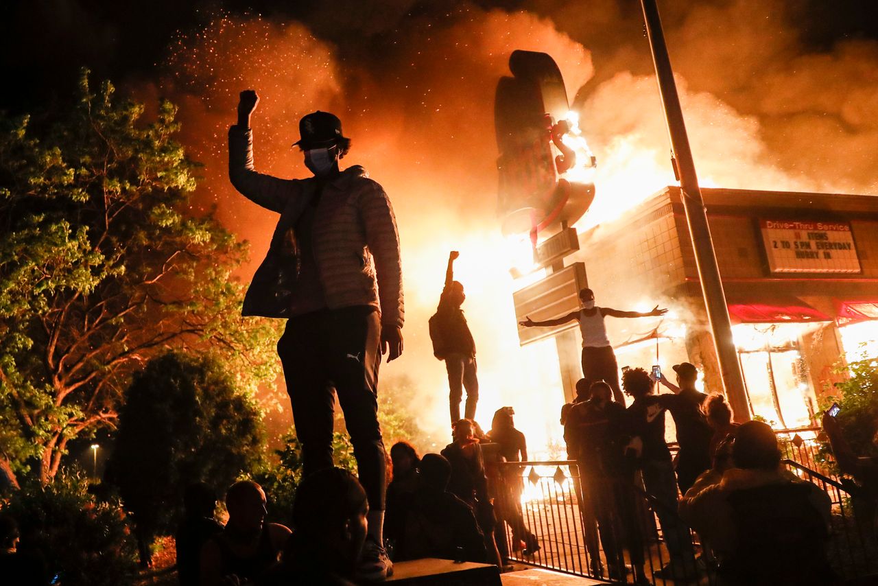 Στις φλόγες ένα φαρτ-φουντ, Μινεάπολη (AP Photo/John Minchillo)