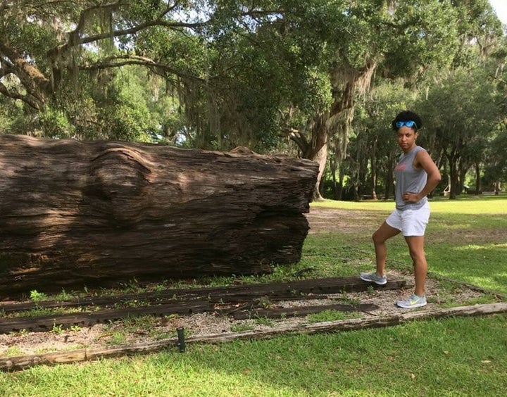 L’autrice à côté d’un tronc d’arbre que des esclaves ont abattu dans une plantation de riz en Caroline du Sud.