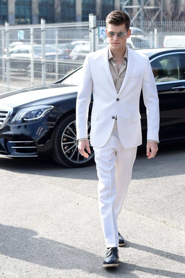 Miguel Bernardeau llegando al desfile de Boss en Milán.