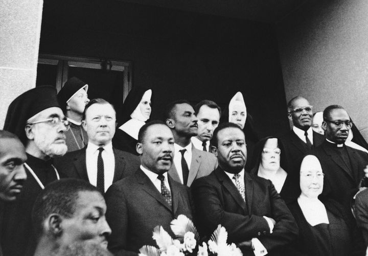 Ο Μάρτιν Λούθερα Κινγκ και δίπλα του ο τότε αρχιεπίσκος Αμερικής Ιάκωβος. 15 Μαρτίου 1965 (AP Photo)