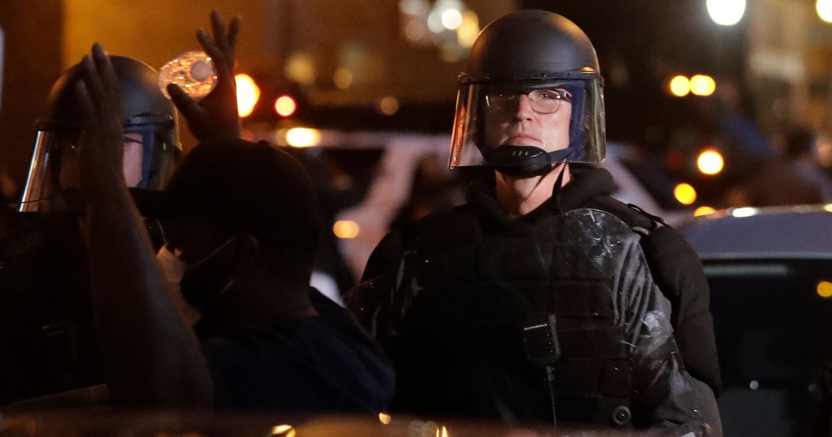 生放送中 警察官が報道カメラにコショウ弾 アメリカ 黒人死亡事件の抗議現場で ハフポスト