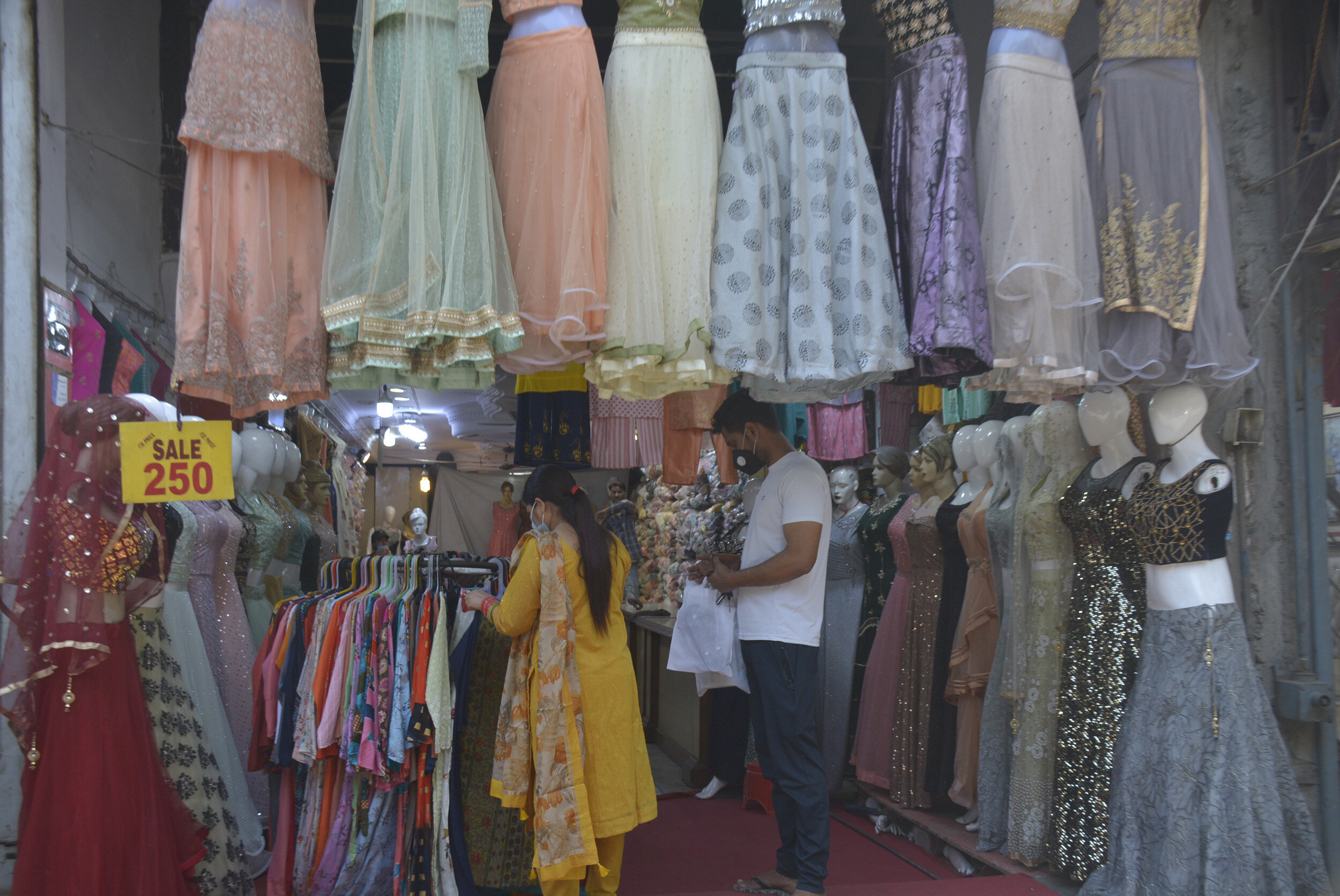 Feature: Designer Chinese dresses sell like hotcakes in Bangladesh's Eid  fashion market - Xinhua | English.news.cn