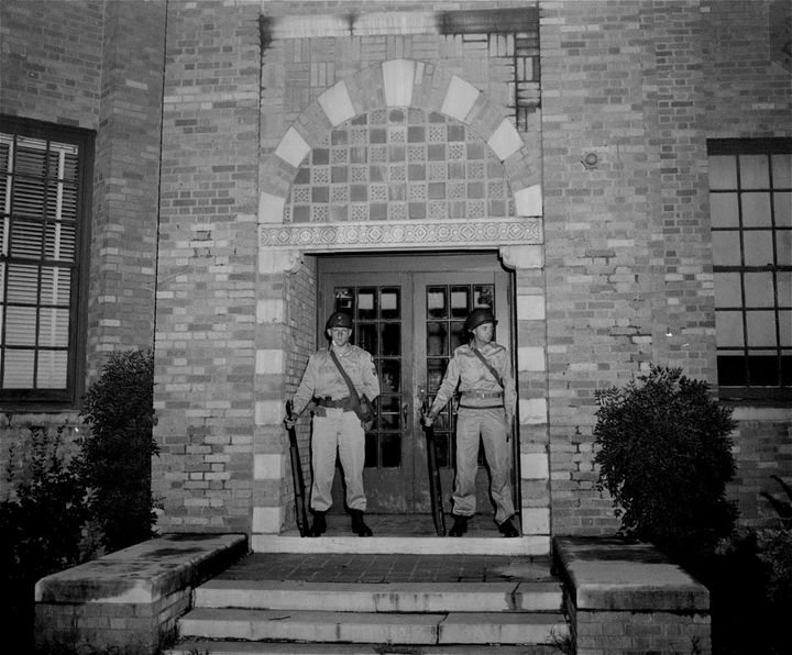Φρουρώντας σχολείο στο Λιτλ Ροκ στο Αρκάνσας (Σεπτέμβριος 1957)