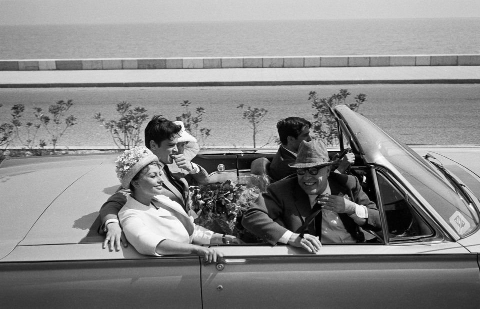 maggio 1962 Cannes, Sophia Loren, Carlo Ponti, Alain Delon e Romy Schneider in un'auto scoperta, durante...