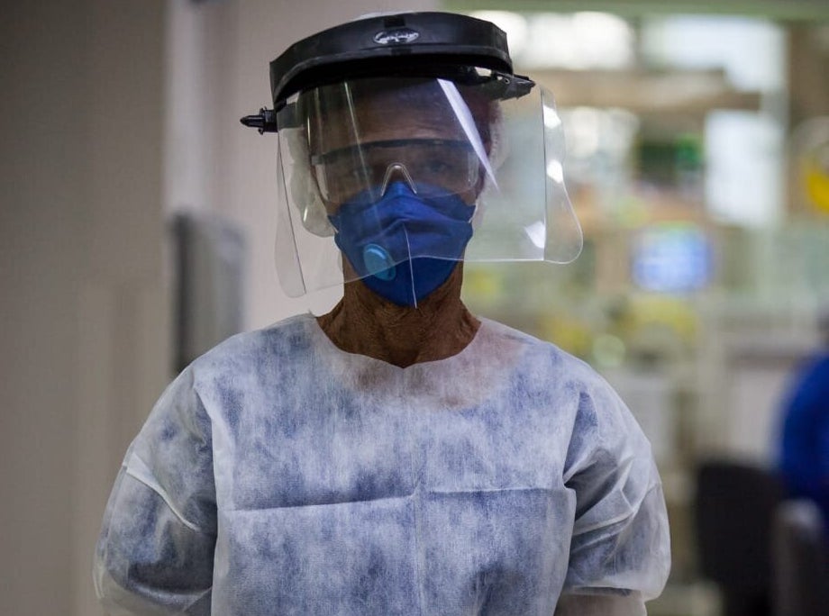 Moradora da Zona Leste de São Paulo, Irinéia, uma das auxiliares de limpeza do Hospital...