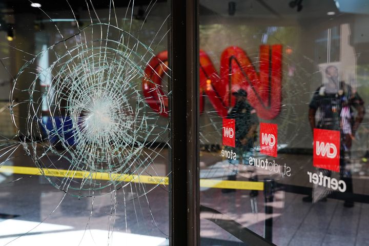 Ατλάντα - 30 Μαΐου: Ζημιές στα κεντρικά του CNN μετά από μια ολονύχτια διαδήλωση για τον θάνατο του Τζόρτζ Φλόιντ στην Μινεάπολη. 
