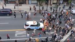 À New York, une voiture de police fonce dans un groupe de