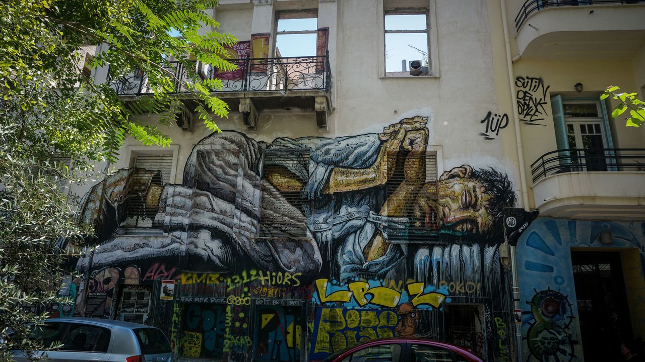 Γκράφιτι στα Εξάρχεια όπου απεικονίζεται ένας άστεγος. Έπειτα από 10 χρόνια οικονομικής κρίσης, η πανδημία ξυπνά νέους φόβους στους πολίτες σχετικά με το μέλλον τους και την ευημερία τους. (Photo by Ioannis Alexopoulos/SOPA Images/LightRocket via Getty Images)