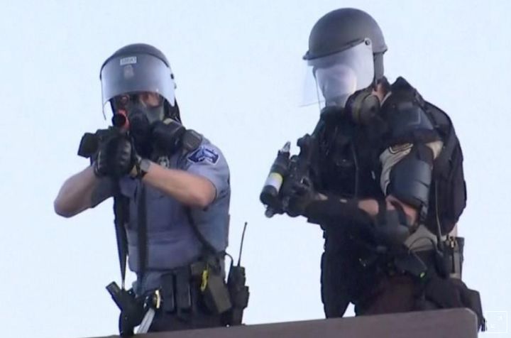 Αστυνομικοί σημαδεύουν το τηλεοπτικό συνεργείο του Reuters που καλύπτει τα γεγονότα στη Μινεάπολη.