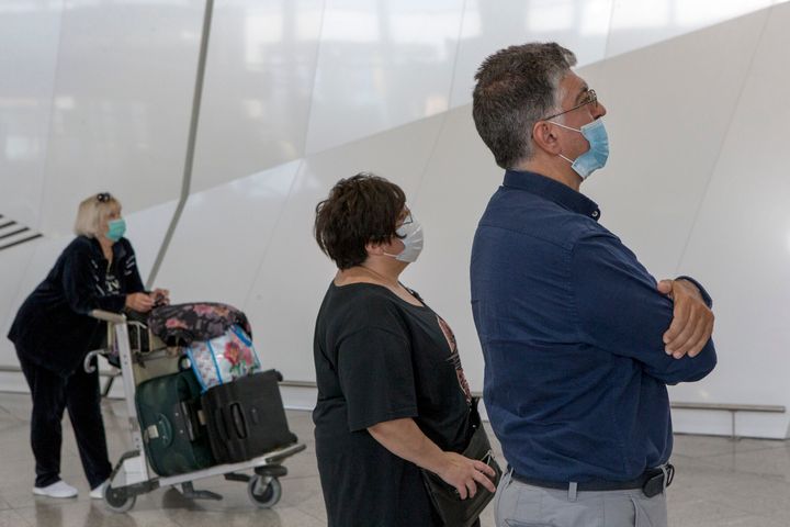 Ταξιδιώτες με μάσκες στο Αεροδρόμιο Ελευθέριος Βενιζέλος. 