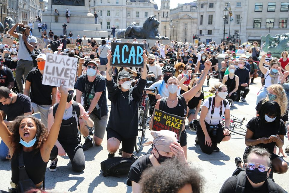 Διαδηλωτές συγκεντρώνονται στην πλατεία Τραφάλγκαρ στο Λονδίνο για να διαμαρτυρηθούν για την δολοφονία του Τζόρτζ Φλόιντ από αστυνομικούς στις Ηνωμένες Πολιτείες. 