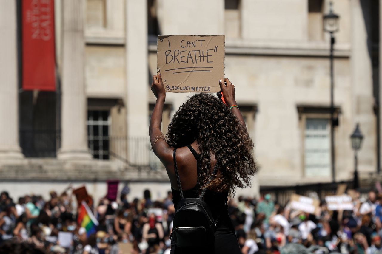 Μια διαδηλώτρια κρατάει μια πινακίδα που γράφει «Δεν μπορώ να αναπνεύσω» στην πλατεία Τραφάλγκαρ στο Λονδίνο, όπου γίνονται διαμαρτυρίες για την δολοφονία του Τζόρτζ Φλόιντ από αστυνομικούς της Μινεάπολης στις Ηνωμένες Πολιτείες.