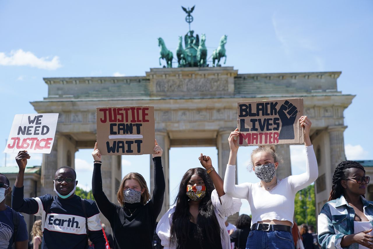 Διαδηλωτές συγκεντρώθηκαν στο Βερολίνο, για διαμαρτυρία κατά του ρατσισμού μετά την δολοφονία του Τζορτζ Φλόιντ στις ΗΠΑ.