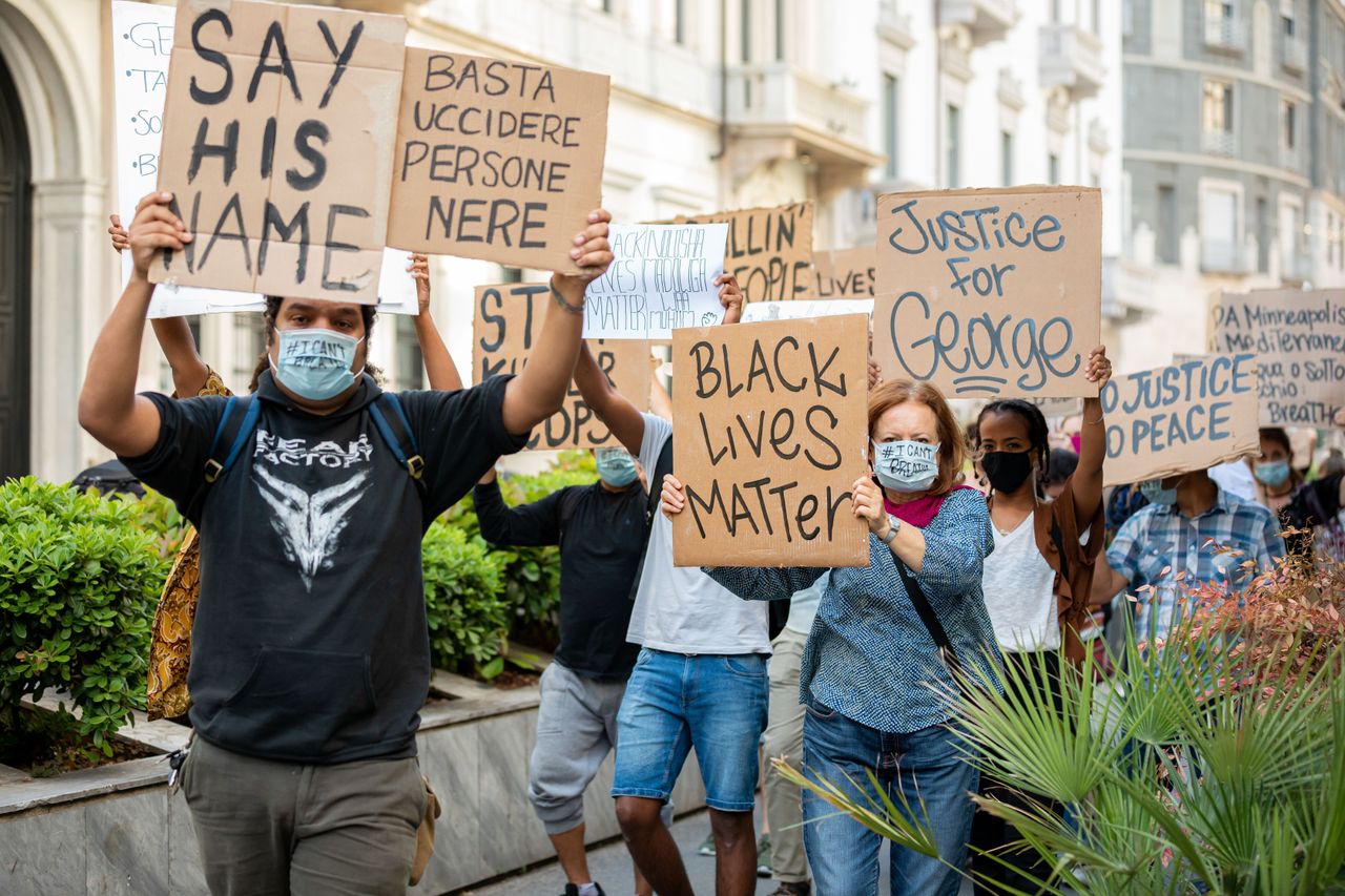 Διαμαρτυρία στο Μιλάνο με πινακίδες και μάσκες για την δολοφονία του Τζόρτζ Φλόιντ από αστυνομικούς στην Μινεάπολη των Ηνωμένων Πολιτειών. 