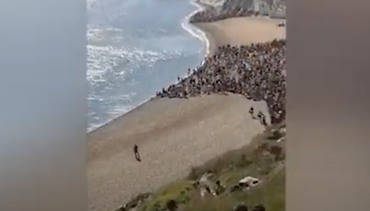 La delirante escena que se ha vivido en una playa de Reino Unido en plena pandemia: fíjate en la