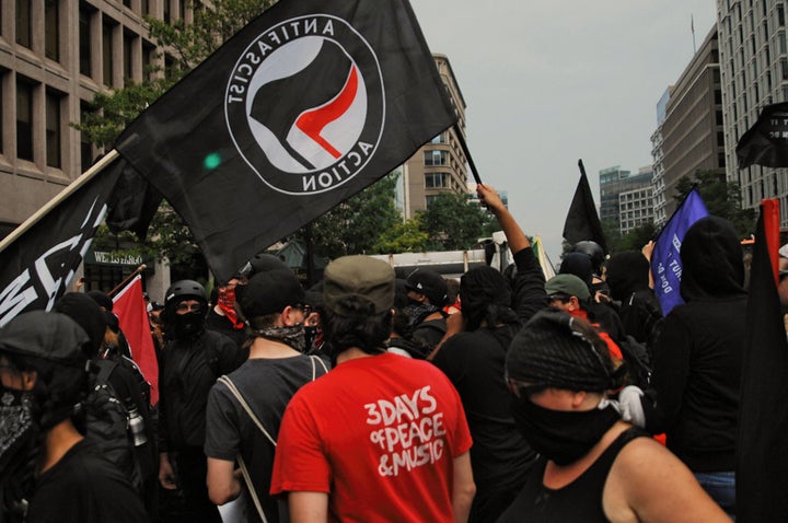 Manifestantes antifascistas se concentran en Washington en 2018.