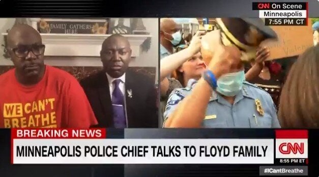 Capo della polizia di Minneapolis si toglie il cappello davanti al fratello di George Floyd