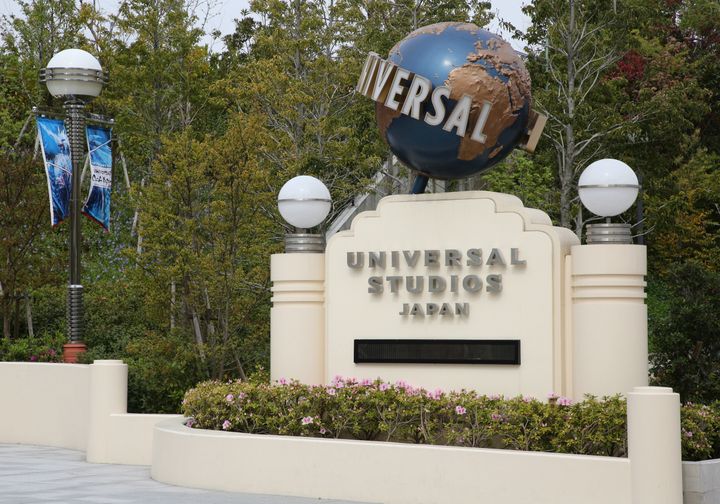 ユニバーサル・スタジオ・ジャパン（ＵＳＪ）の地球儀（ユニバーサル・グローブ）とロゴ＝2020年4月２１日、大阪市此花区 