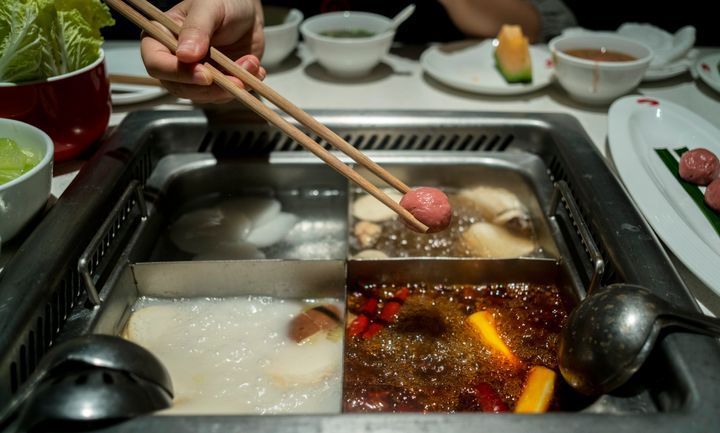 中国の火鍋（資料写真）。味付けや形態は店や地域によって異なる