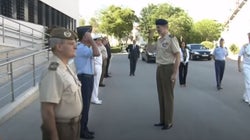 Felipe VI se salta el protocolo de pronto y deja a un militar perplejo: “Permíteme que te