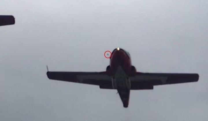 Les images montrent qu'un oiseau se trouvait près de la prise du moteur droit de l’avion.