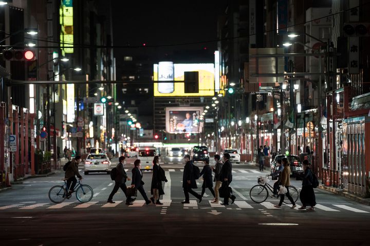 夜間の東京の町のイメージ