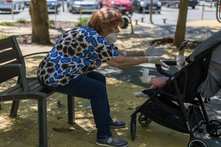 Una mujer con su nieto durante la pandemia, en España. 