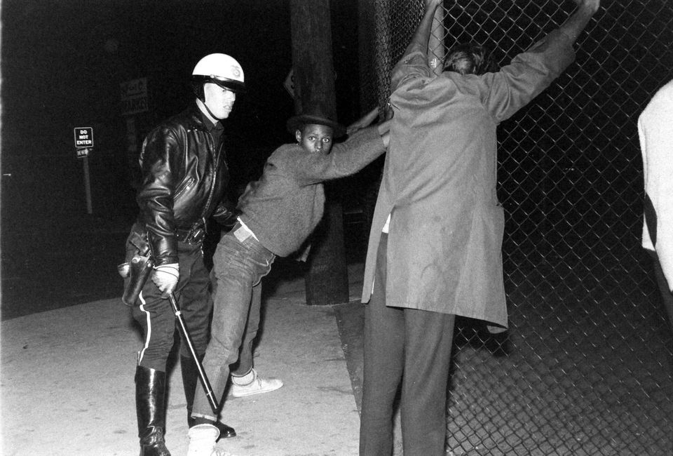 Σύλληψη αφροαμερικανού κατά τη διάρκεια των ταραχών στο Λος Άντζελες τ το 1965 (Photo by Co Rentmeester/The LIFE Picture Collection via Getty Images)